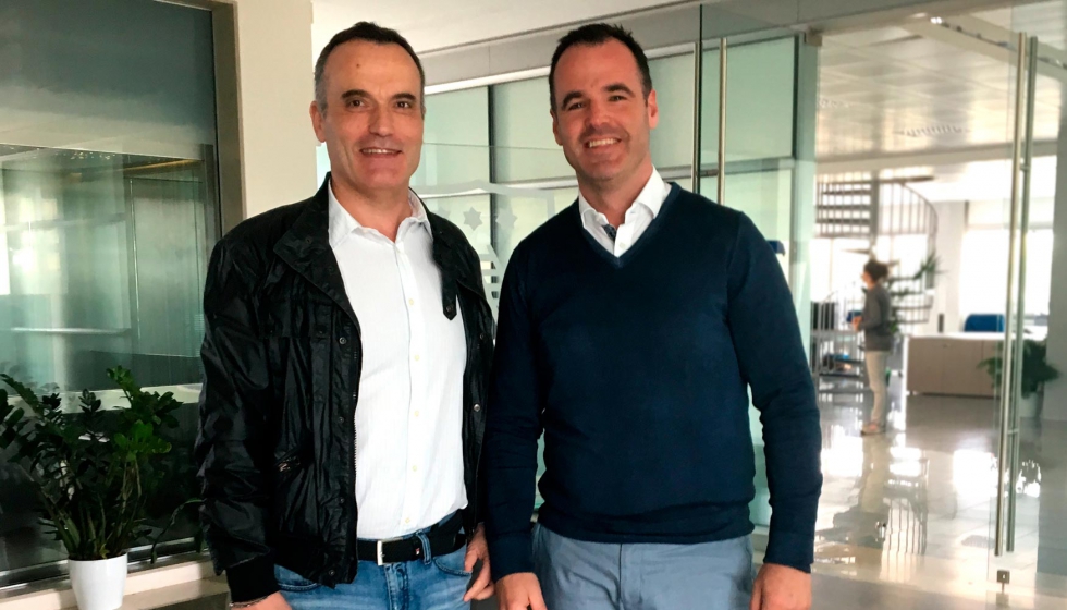 Firma del acuerdo entre Marco Schiavon, director comercial de Forel, y Gonzalo Martnez, CEO de Solutec Glass