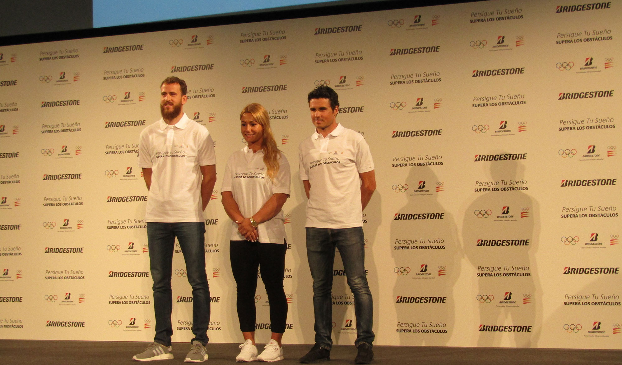 Los tres deportistas posando para los medios en la presentacion del proyecto 'Persigue tu sueo, supera los obstaculos'...