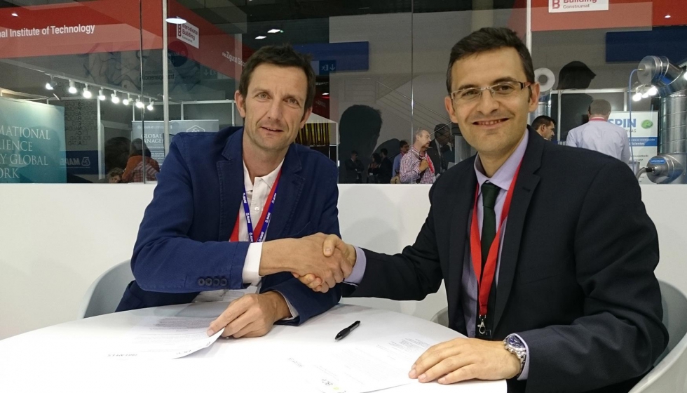 Bruno Sauer, director general de GBCe, y scar Martnez, director de Breeam en Espaa, tras firmar el convenio de colaboracin...
