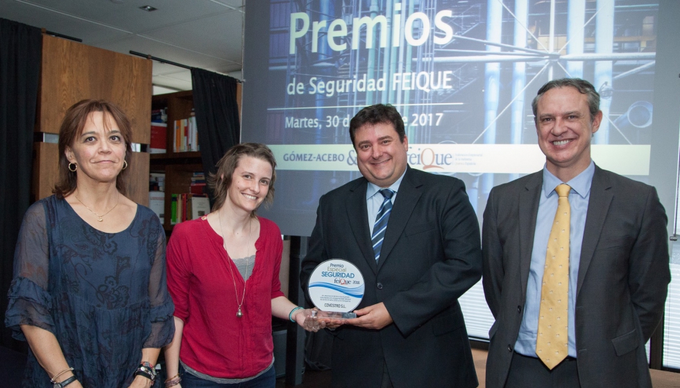 Ivn Pujol y Mercè Roige recogiendo el Premio Especial de Seguridad Feique 2016