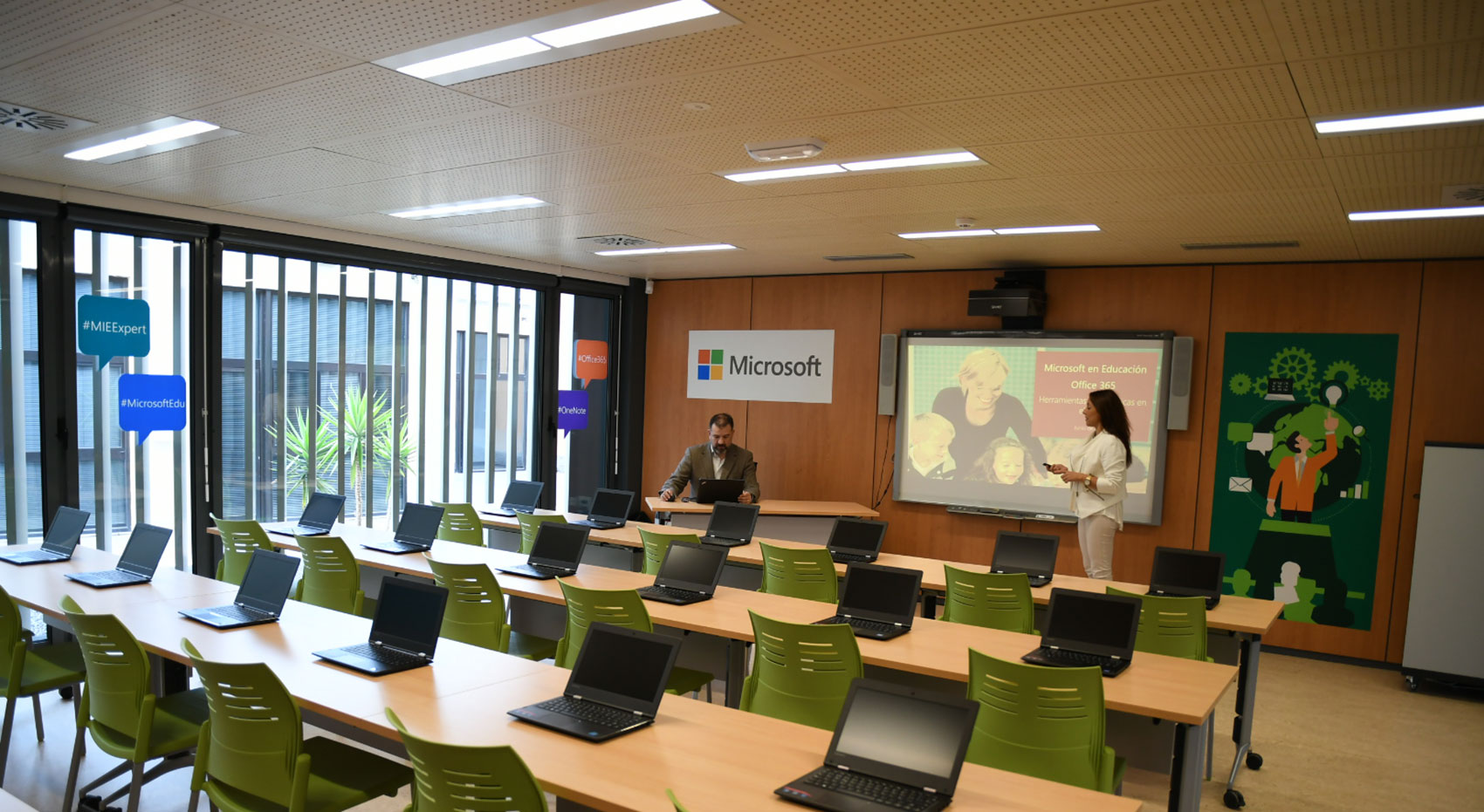 La nueva aula est totalmente equipada con las ltimas novedades de la plataforma tecnolgica para educacin de Microsoft...
