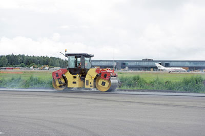 Rodillo de compactacin de Dynapac Ibrica trabajando en la pista del aeropuerto de Riga