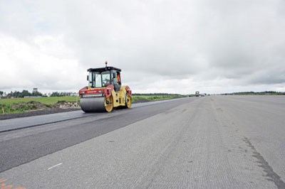 La compactacin se ha realizado con 40.000 toneladas de asfalto extendidas a lo largo de los 45 metros de ancho de la pista...