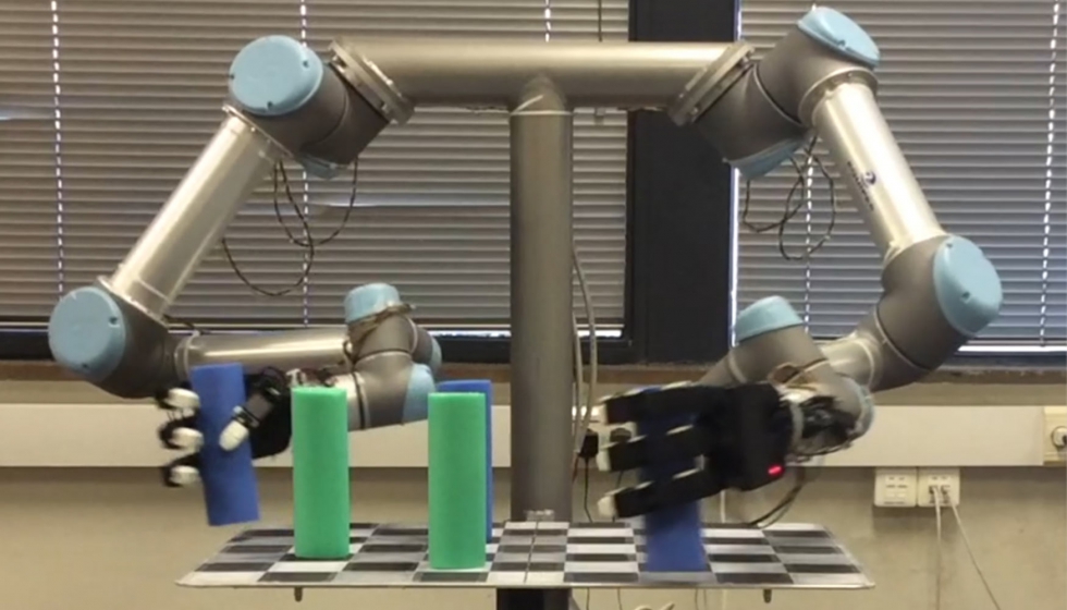 Figura 2. Robot manipulador bimano manipulando objetos en presencia de obstculos