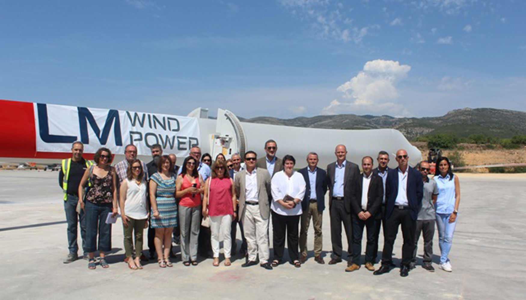 Visita a la fbrica de LM Wind Power en Les Coves de Vinrom con representantes del Ayuntamiento, la Generalitat Valenciana, la empresa LM Wind Power...