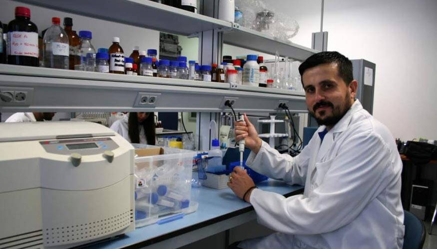 El investigador Julio Nogales trabajando en el laboratorio