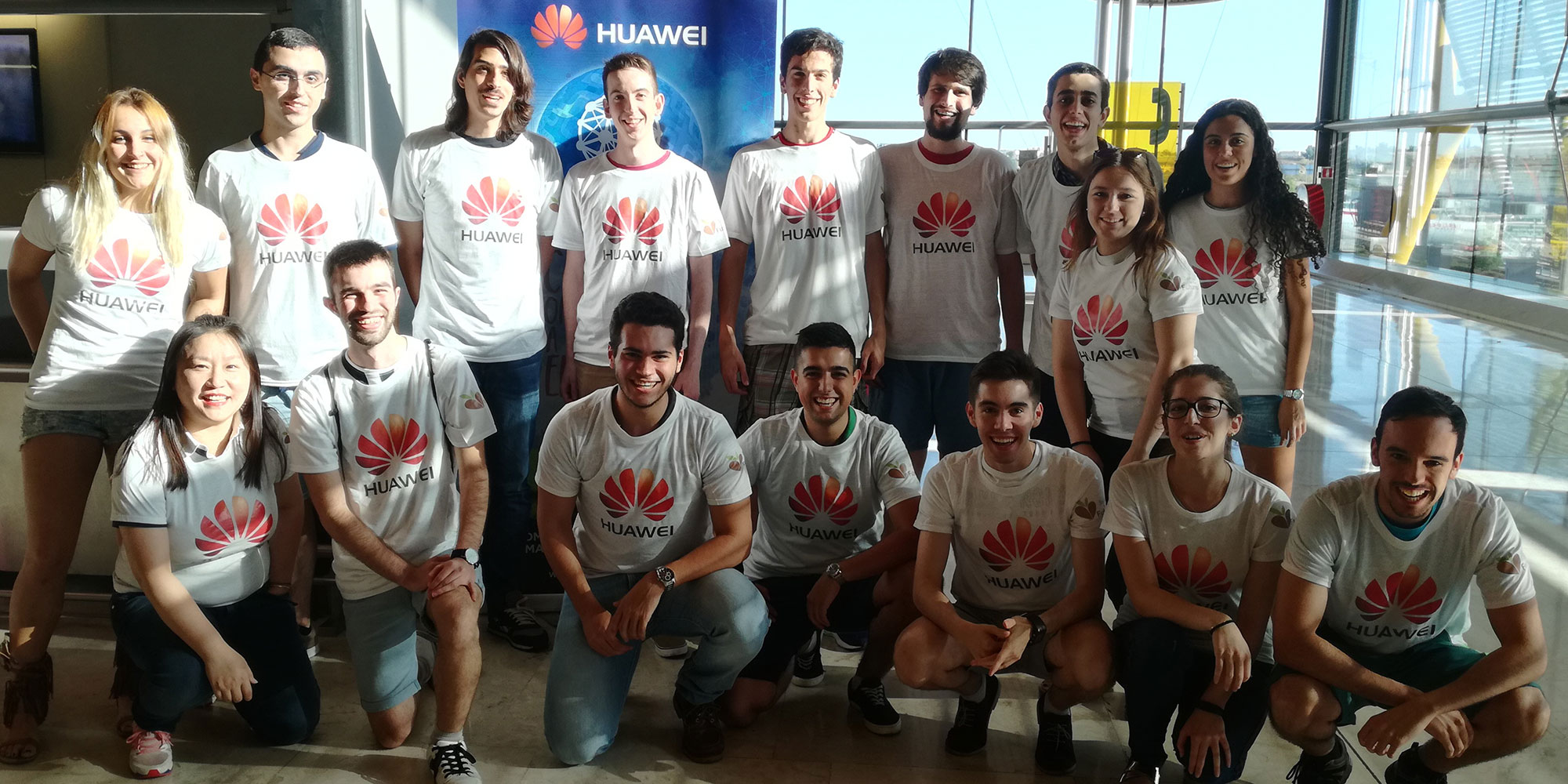 Los quince participantes en el acto formativo impartido por Huawei posan antes de tomar el vuelo hacia China