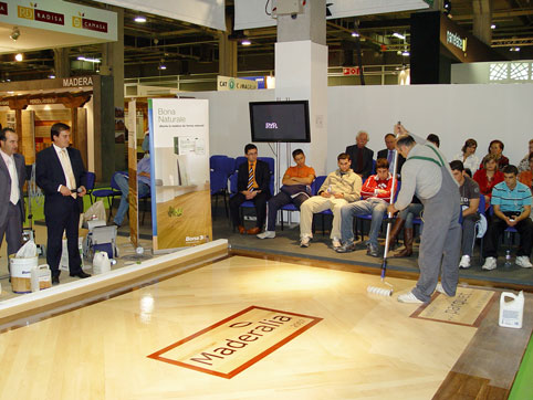 rea de demostraciones de instalacin y mantenimiento de suelos de madera en Maderalia 2007