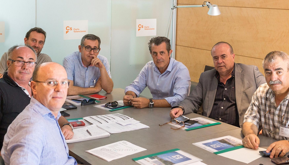 Los representantes de la plataforma tambin se reunieron con Alberto Garca, parlamentario de Ciudadanos en las Cortes de la Comunidad Valenciana...