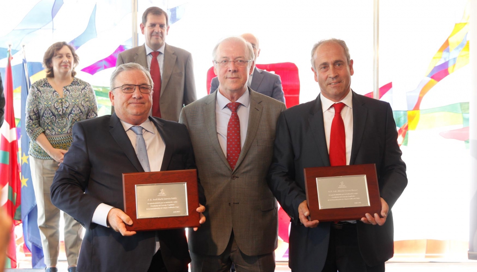 El nuevo presidente del Consejo Regulador, Fernando Salamero (en el centro), con Jos Mara Daroca (i.) y Luis Alberto Lecea (d...