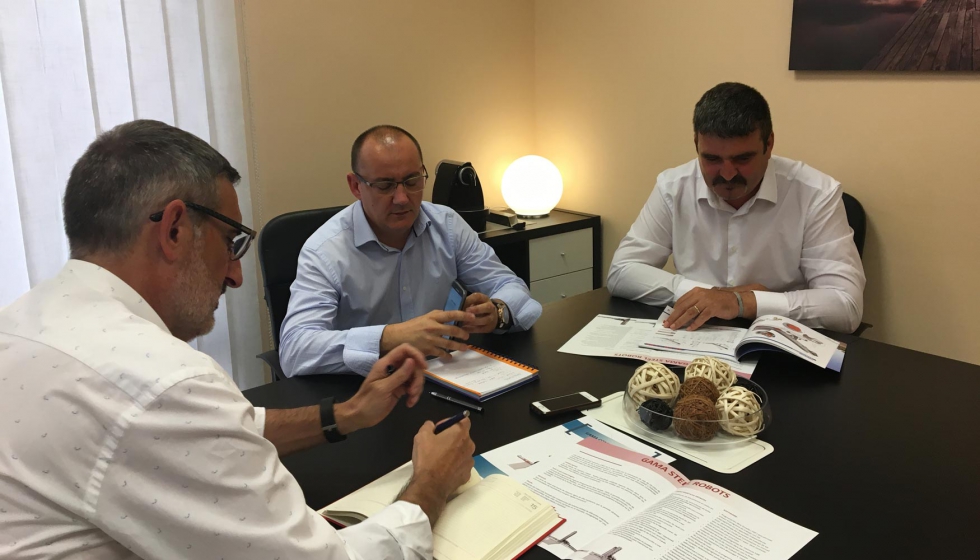Joaqun Moliner con Jose Luis Josa, delegado de la zona de Aragn, y Giuseppe Gastaldi, nuevo responsable de ventas en Catalunya, Valencia y Alicante...