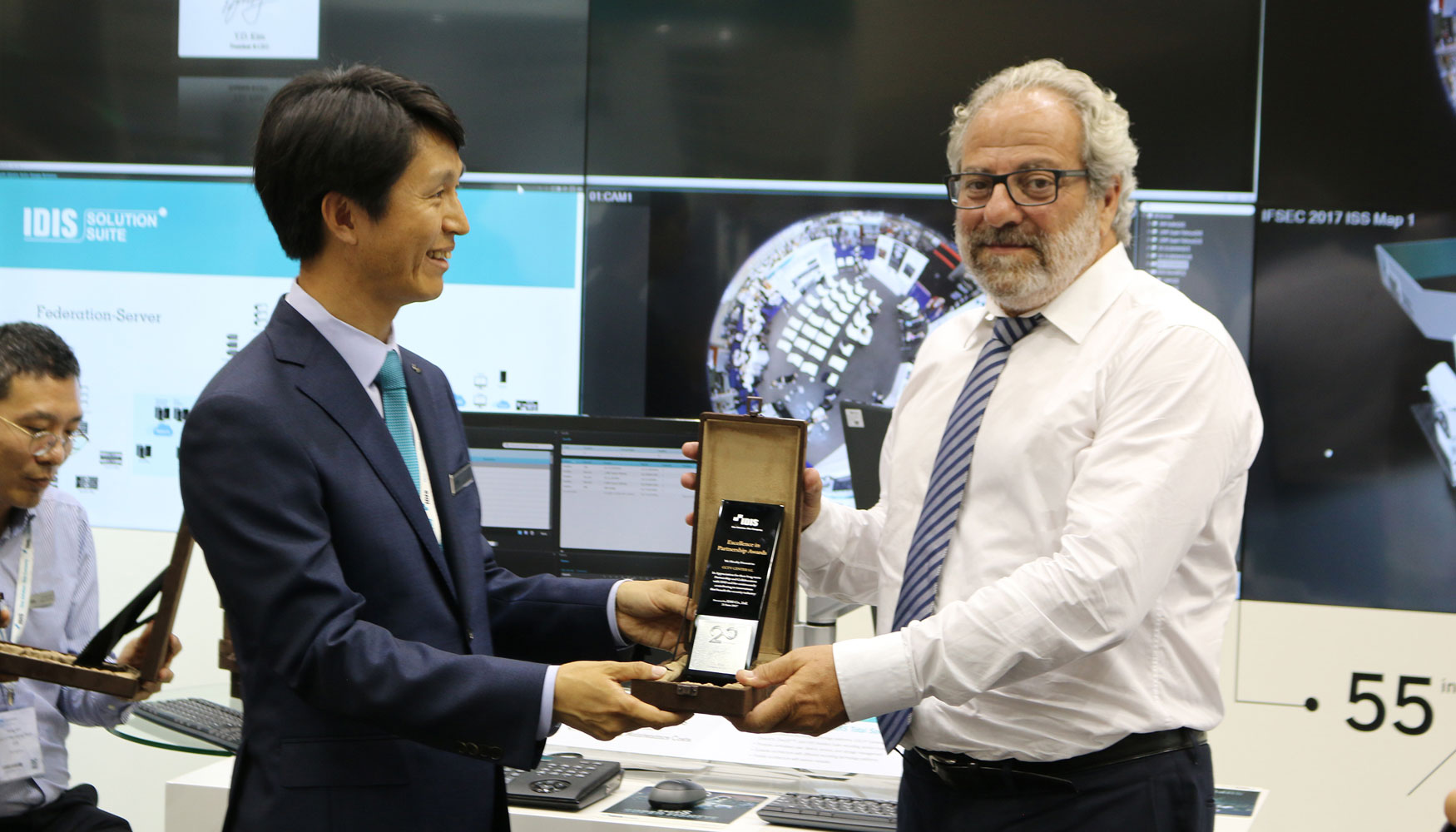 Alberto Bernab, CEO de CCTV Center, recibe el premio como distribuidor de las soluciones IDIS, de manos de Dr...