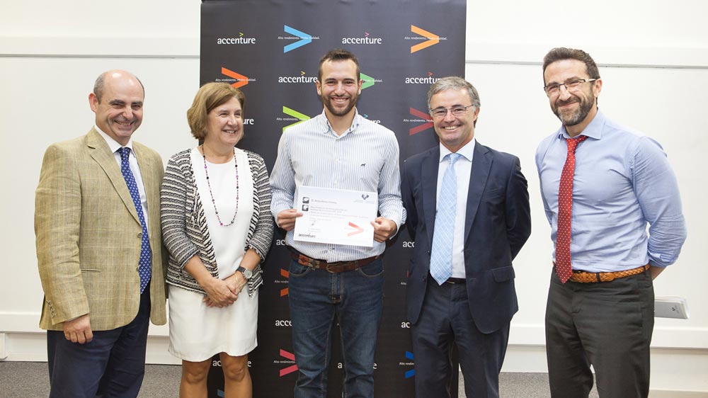 Borja Alonso Aguado posa con el diploma que le acredita como ganador del Premio Accenture al mejor Trabajo de Fin de Mster...