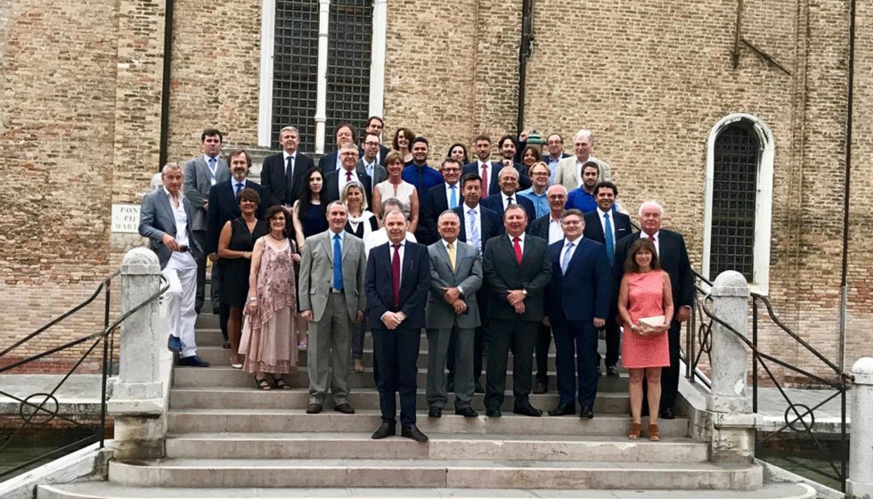 Foto de grupo de los asistentes a la Convencin Internacional de las Asociaciones de las Industrias del Vidrio