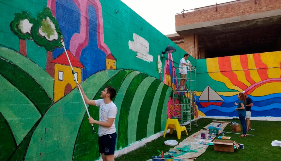 Varios alumnos del Grado en Diseo Multimedia y Grfico de ESNE han sido los encargados del diseo y del pintado del muro exterior de la zona...