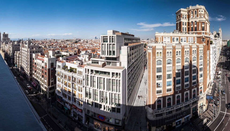 Por su ubicacin en la Gran Va de Madrid, el edificio requera soluciones que garantizasen el confort acstico de los usuarios...