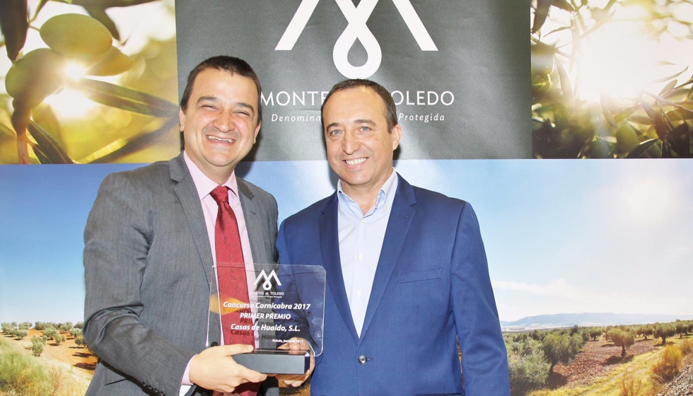 Jess Corcuera Garca-Tenorio (a la derecha) recoge el premio que acredita al aceite de la almazara Casas de Hualdo como el mejor AOVE 2017 de la DOP...