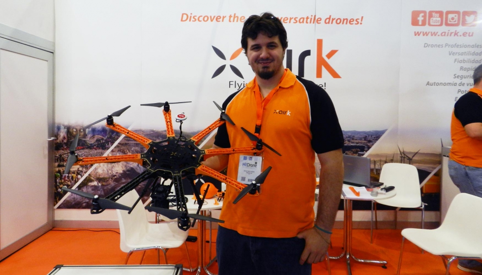 David Matanzas, CEO de Airk, posando con un dron de la familia Airk FireClouds en Hi!Drone Technology
