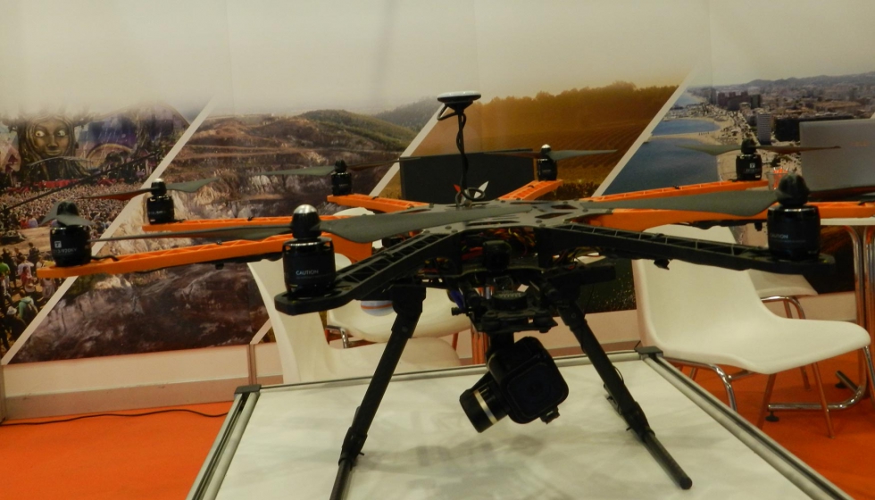 Un dron de la familia Airk FireClouds en el stand de Airk en Hi!Drone Technology 2017