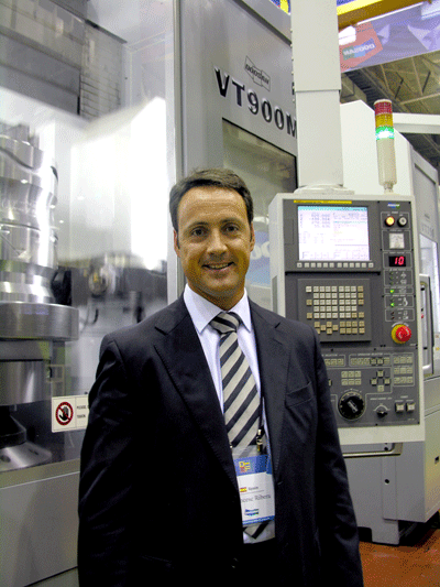 Francesc Rivera, Director Comercial de Comher, junto al torno vertical VT900M, una mquina vendida este ao en la empresa madrilea Sigeval...