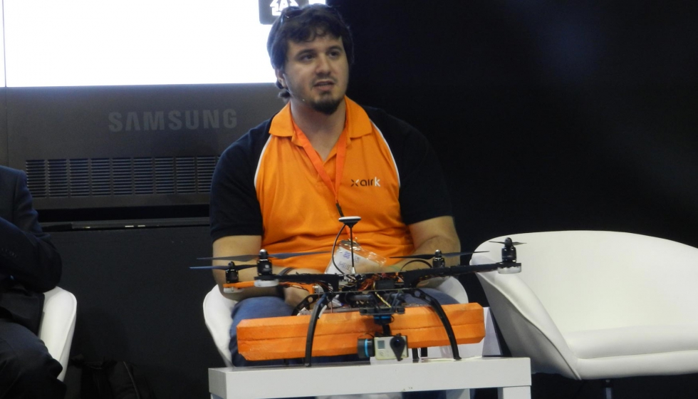 El CEO de Airk Drones, David Matanzas Rexachs, con el dron de salvamento martimo Airk Reskue