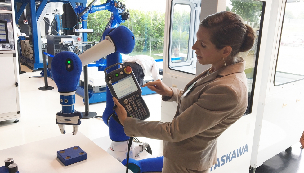 Martina Mironovov, Manager Product Management de Yaskawa, present las bondades del nuevo Motoman HC10, el robot colaborativo de la compaa...