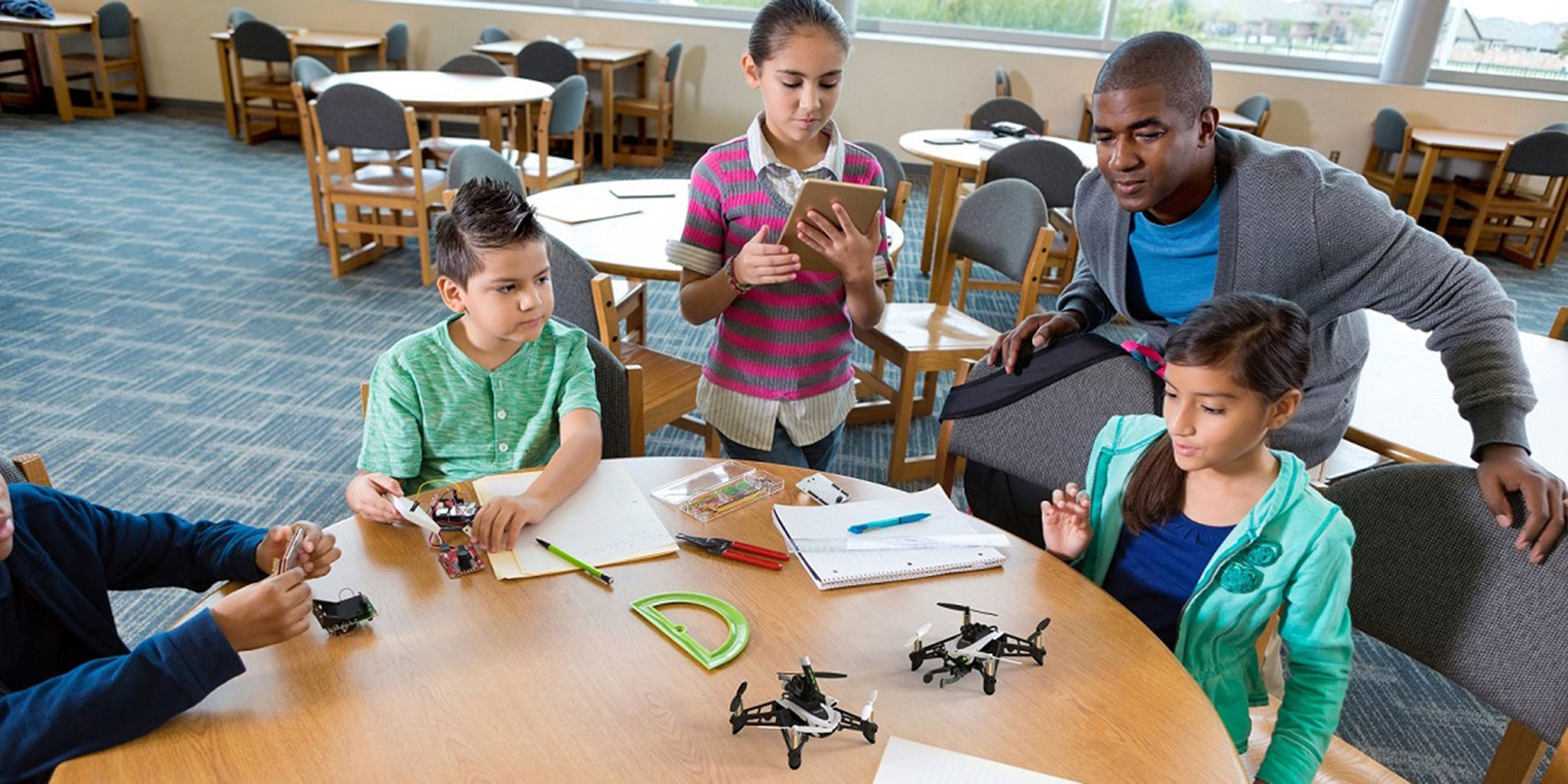 Desde escuelas primarias hasta doctorados, los drones ofrecen una nueva y extraordinaria visin con incontables aplicaciones...