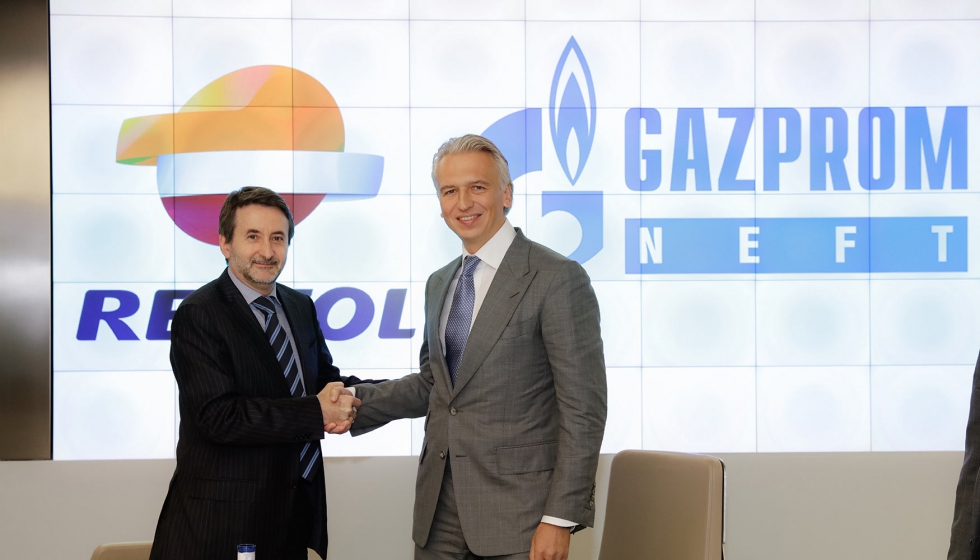 Josu Jon Imaz y Alexander Dyukov, consejeros delegados de Repsol y Gazprom Neft, respectivamente, firmaron el acuerdo el 7 de julio en Madrid...