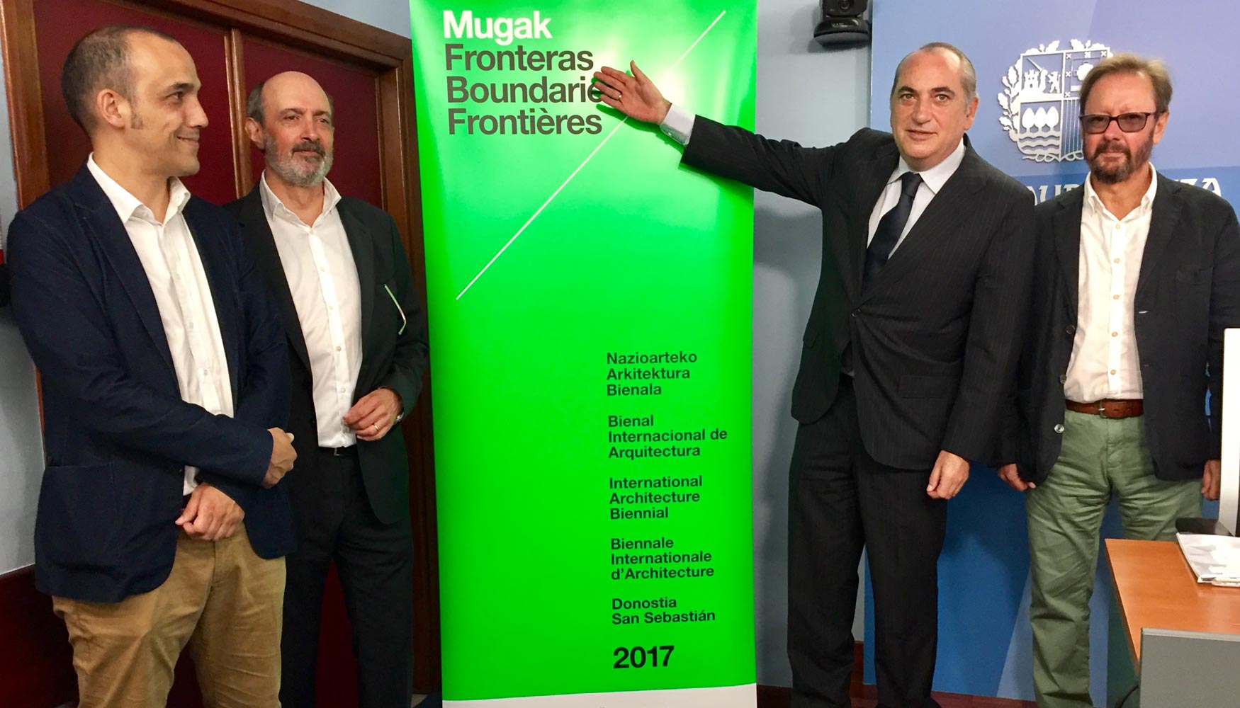 Un momento de la presentaci�n de la I Bienal Internacional de Arquitectura de Euskadi