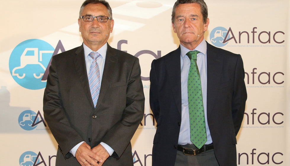 El presidente de Anfac, Antonio Cobo (a la izquierda), y el vicepresidente ejecutivo, Mario Armero, durante la presentacin de la Memoria Anfac 2016...