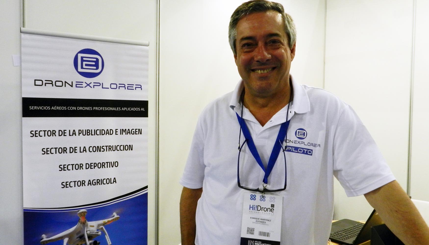 Enrique Estades, director de operaciones de Dronexplorer, en el stand de la compaa en Hi!Drone Technology 2017