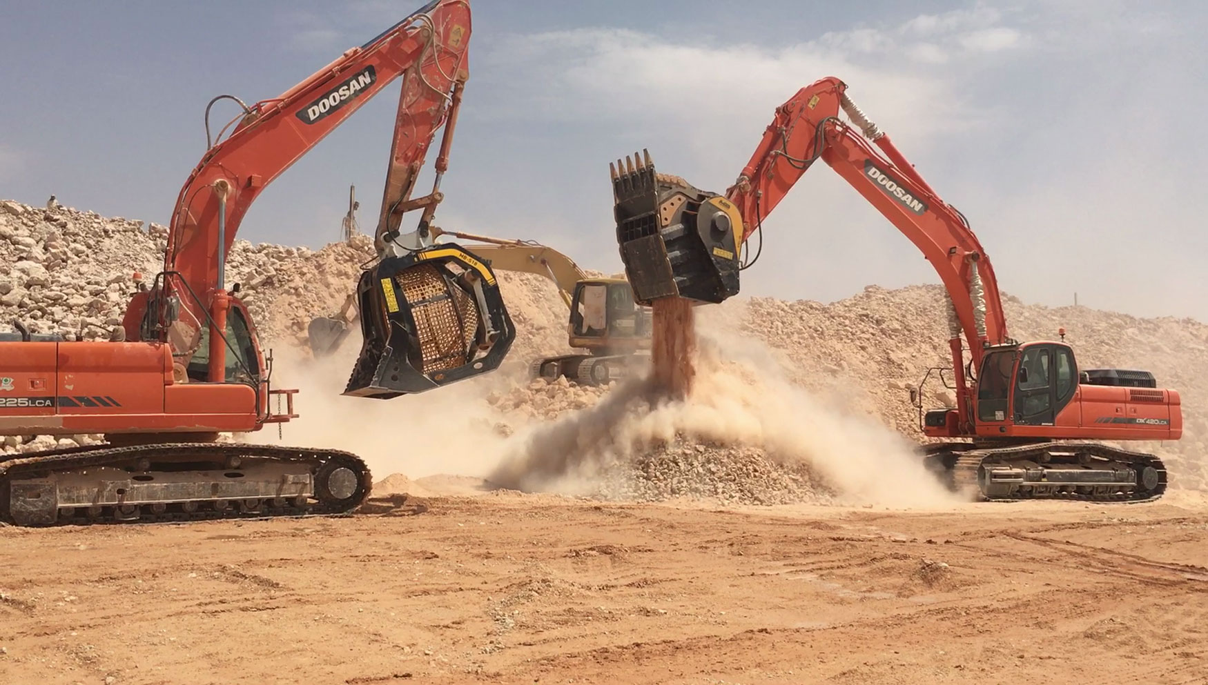 Cucharas BF135.8 y MB-S18 en excavadoras Doosan, trabajando en Arabia Saud
