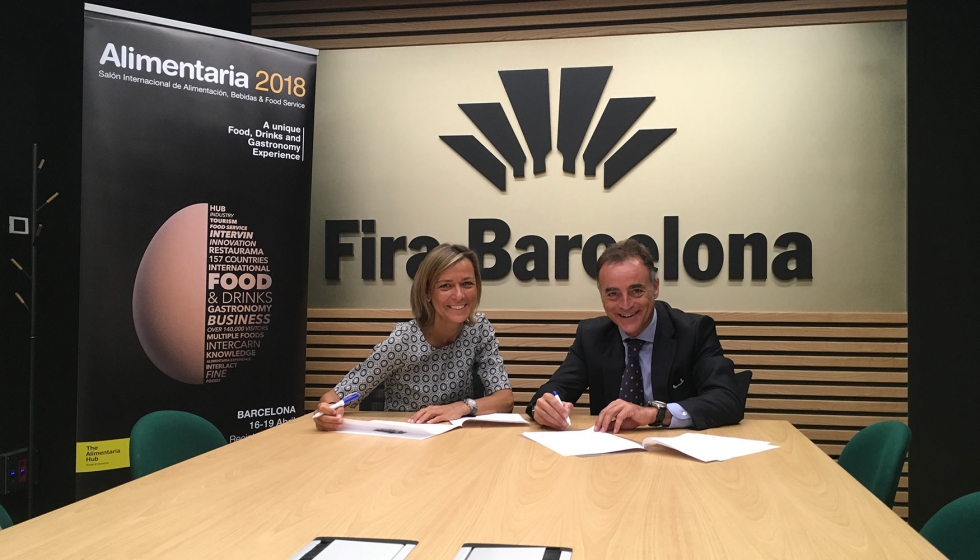 Olga Martnez, presidenta de Produlce, firmando junto a J. Antonio Valls, director general de Alimentaria Exhibitions