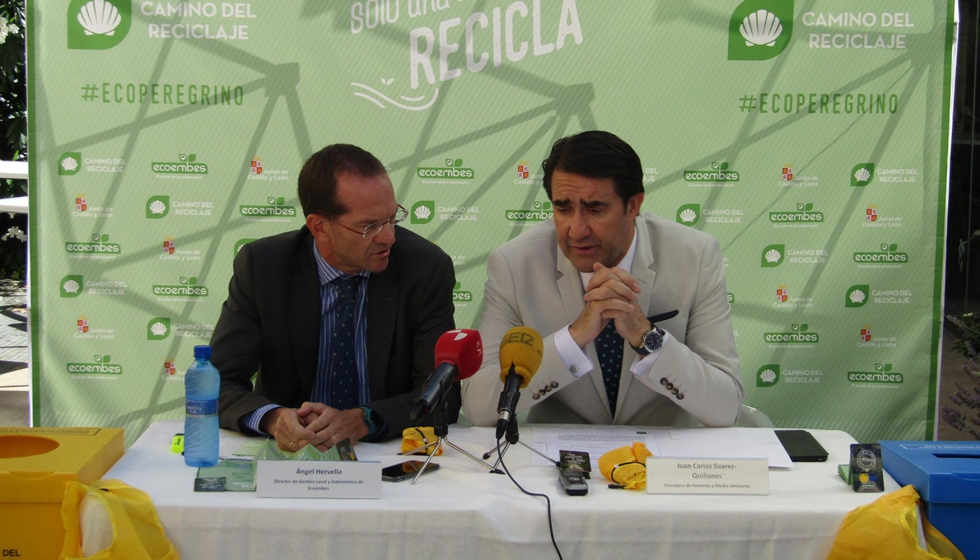 ngel Hervella, director de Gestin Local y Autonmica de Ecoembes (a la izquierda), y el consejero de Fomento y Medio Ambiente...