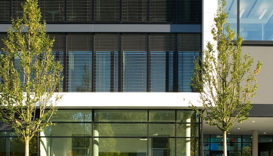 La sede de Mricosoft en Mnich presenta paneles superpuestos en la superficie de diseo Corian...