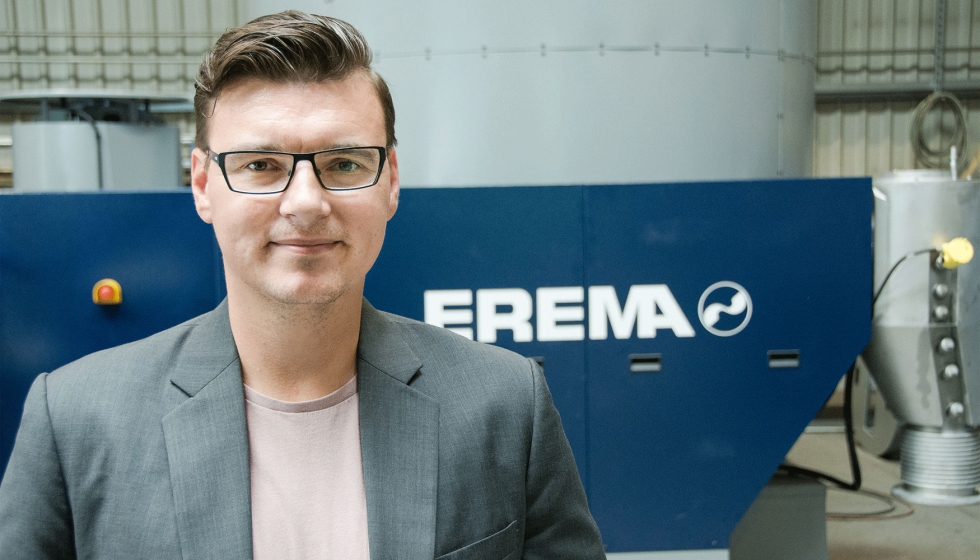 Fig. 1: Christoph Wss frente al MPR de Sky-Light en la sala de produccin de Erema. Crditos fotogrficos: Erema