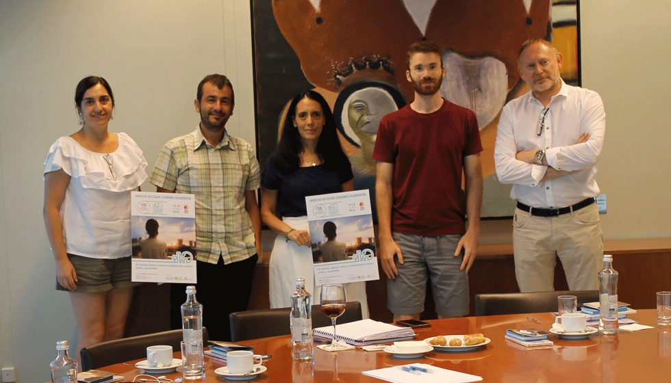 Foto de familia de los integrantes del Grupo de Reflexin sobre Economa Colaborativa