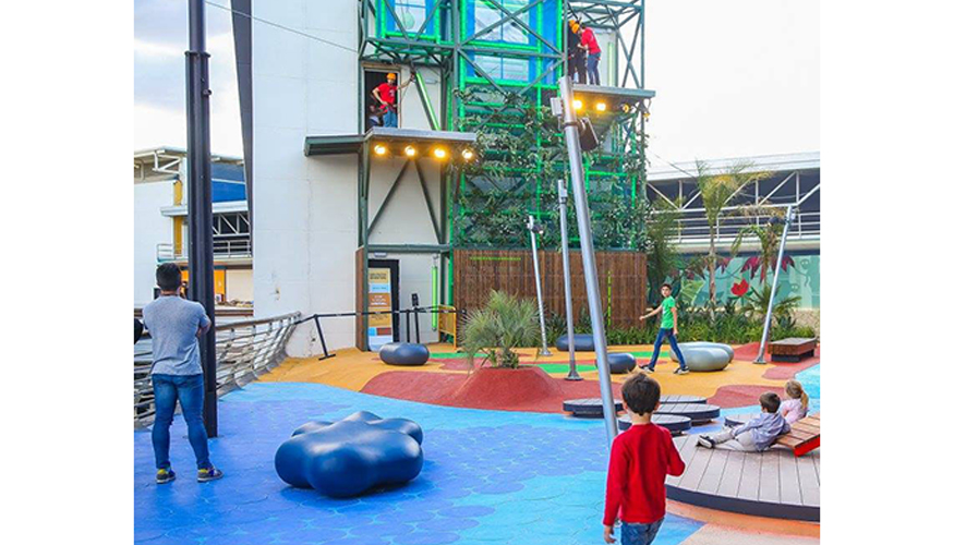 Con cerca de 1.000 metros cuadrados, la instalacin de Icolandia consta de un parque infantil de interior y un parque exterior con tirolinas...