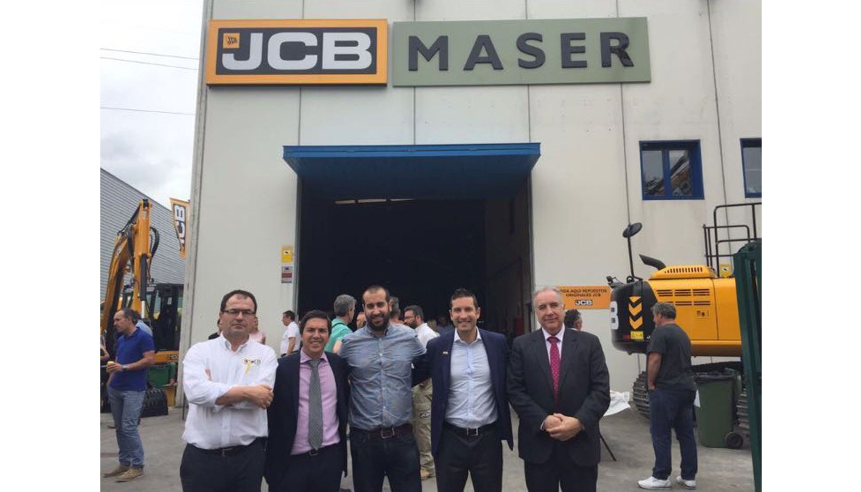 De izquierda a derecha, a Jos Luis Fernndez, director de Posventa de JCB, Gorka Bilbao y Alfonso Lozano, director financiero y gerente de Maser...