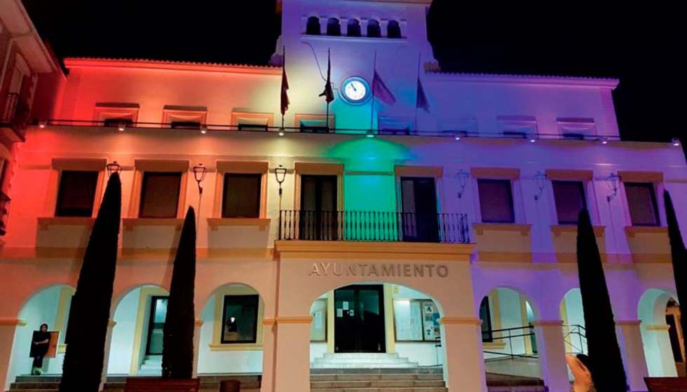 Fachada del Ayuntamiento de San Sebastin de los Reyes, Madrid, con RGB, control de punto a punto y cambio dinmico de color e intensidad...