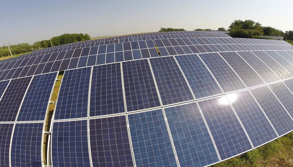 El parque solar fotovoltaico en la localidad hngara de Magyarbly est equipado con inversores Fronius Eco...