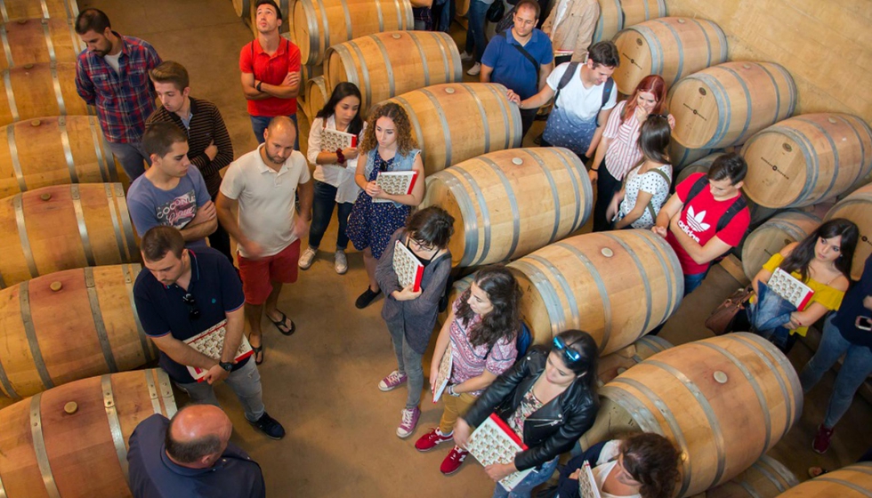 Visita de los alumnos a una bodega DO La Mancha en la edicin pasada,