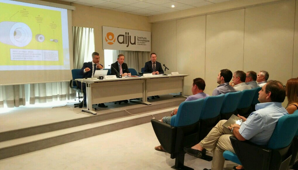 De izquierda a derecha: el director de Aiju, Manuel Aragons, el presidente de Aiju, Pablo Caizares y el secretario, Rafael Corral...