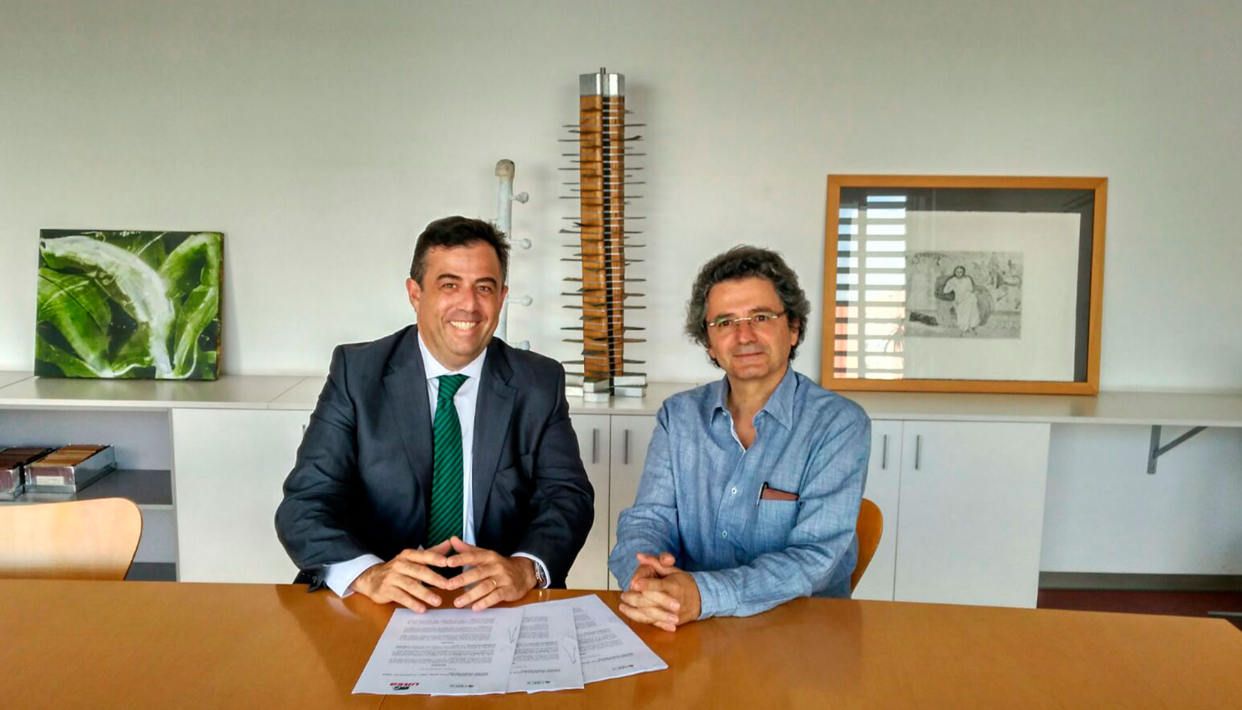 El director general de Ursa Ibrica Aislantes, Ramn Ros Castell (izquierda) y el presidente de GBCe, Felipe Pich-Aguilera...