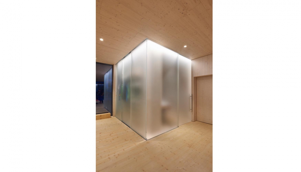 El elemento de vidrio sala en la sala reluce en un blanco sedoso; separa el cuarto de bao y el guardarropa de la entrada y la sala de estar...