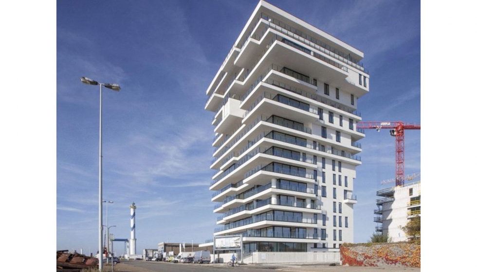 Baelskaai 12, torre de catorce plantas con 49 apartamentos, diseado por Conix RDBM Architects