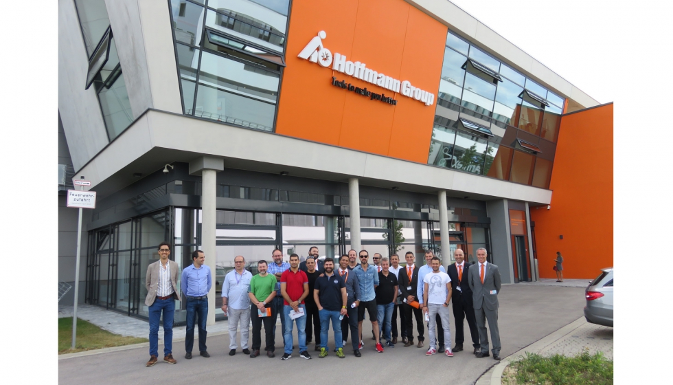 Grupo de espaoles frente a las instalaciones de Hoffmann Group en Odelzhausen (Alemania)