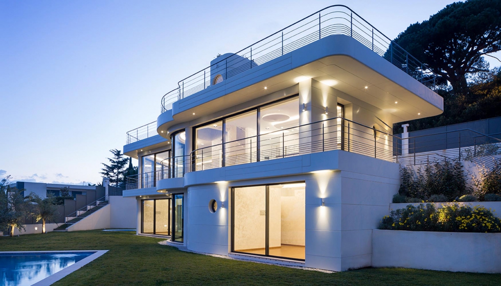 Villa en Cannes con fachada con piedra acrlica Hi-Macs
