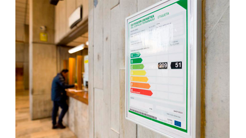 Etiqueta de calificacin energtica del edificio terminado instalada en el hall de acceso del Ministerio de Energa, Turismo y Agenda Digital...