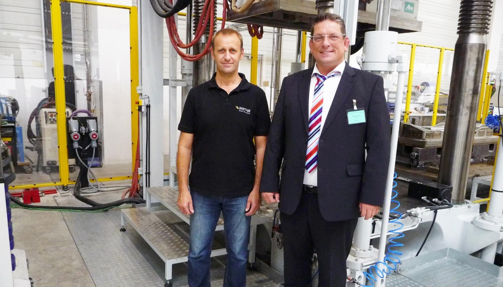 Michael Hobelsberger, director de Ingeniera de Wethje (izquierda), y Gottfried Hausladen, ingeniero de Ventas de Wittmann Robot Systeme en Alemania...
